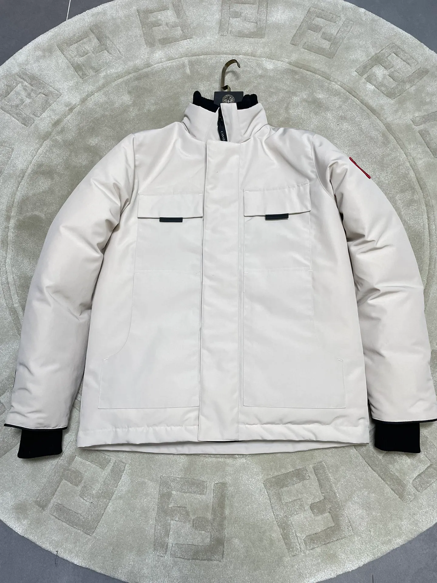 P800 forester men's new model black 24 models Canada Goose (Canada Goose) Men's model xs-xxl The highest version on the market! 🔥 Recommendation of single product for autumn and winter hard goods # Produced by OEM canada goose # The Canadian brand canada goose has always been recognized as the warmest down jacket, and its existence can often be seen in the winter street photos of various celebrities. I make Canada Goose every year, but I still can’t get rid of my love for it. No matter how cold the weather is, there’s no need to be afraid! Because this year, as always, we will provide you with ruthless goods and prepare large quantities of goods. I believe that the market has become a bit chaotic, but we are not afraid. Only good things are competitive, not comparing prices! No one is stupid enough to quote a high price and send old customers away! Look at price in the short term and quality in the long term! If you care about quality, please respect its price! If what you want is cheap, please don't expect good quality! You get what you pay for, this is the rule of the market! We really value quality. It is only worn by the one who understands you! Filling content: 90 international standard duck down! I won’t say much more, everyone sells their own goods! Regarding the down content, you can feel it with your hands. There is nothing wrong with good down. Another customer said that the clothes are very light, but the ones on the market are very heavy. For us insiders, adding some filament to the clothes will make them look bulging and heavy. But we won't do that! 🔥Pure original fidelity! 🔥Everyone who has been cooperating with us in the past few years knows that the large-scale wholesale market products are incomparable to us. You are welcome to visit the brick cabinet and then come to my home to buy! It is the legendary warmest down jacket. A goose and a single layer of clothing can withstand minus 20 degrees Celsius! Known as a must-have for Arctic outdoor sports! The most popular down jacket in the world, celebrities are rushing to buy it, it is a must-have!